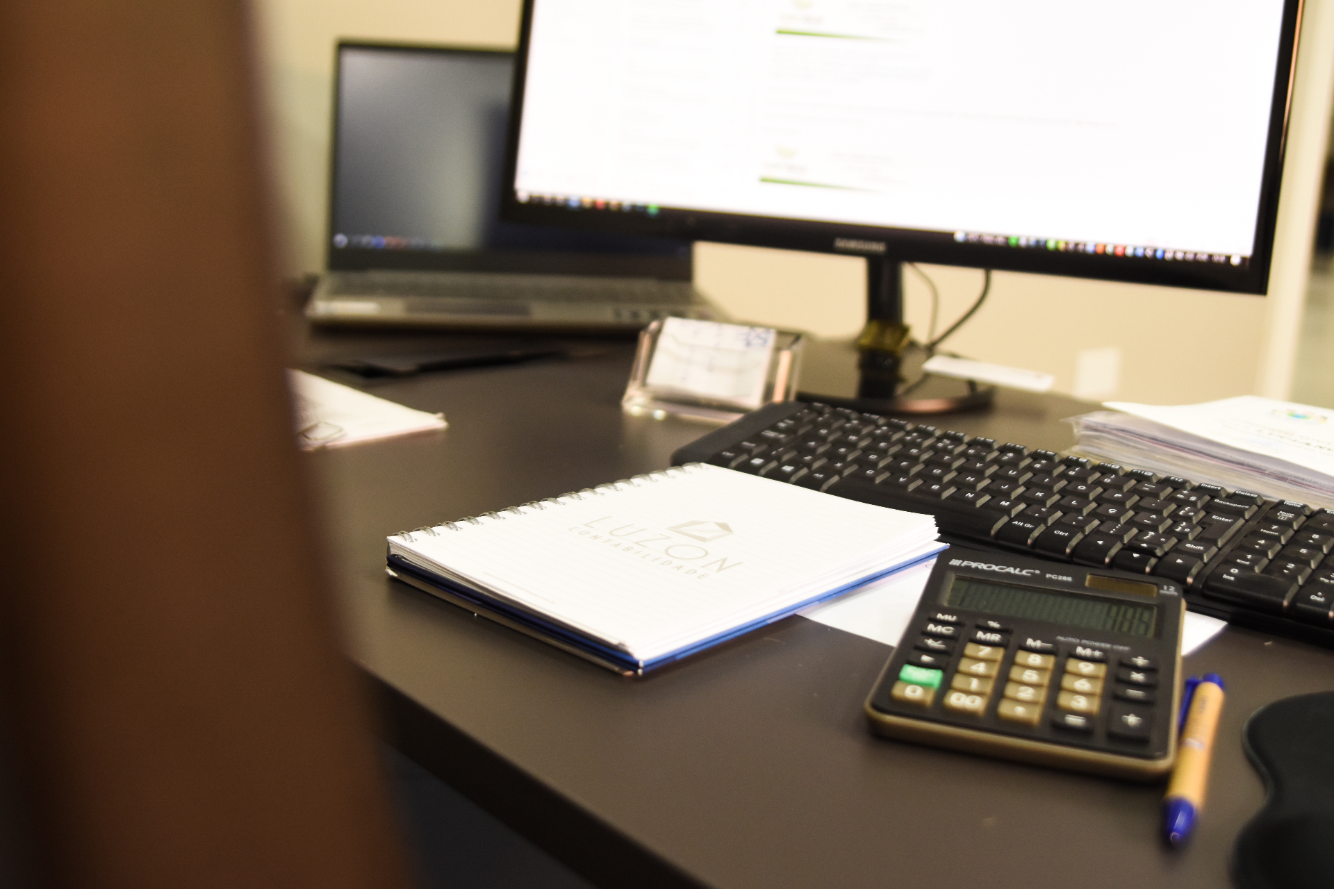 Profissional analisando relatórios financeiros